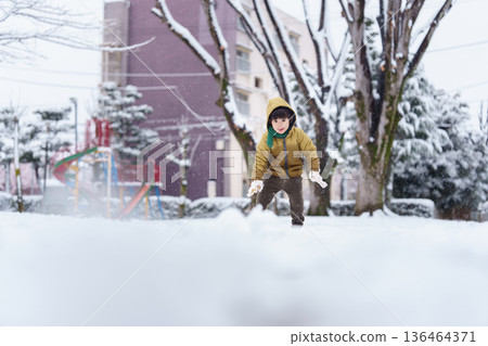 一個6歲男孩在雪地公園玩耍 136464371