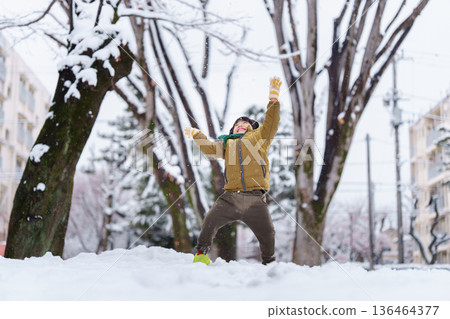 一個6歲男孩在雪地公園玩耍 136464377