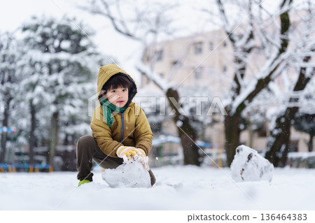 一個6歲男孩在雪地公園玩耍 136464383