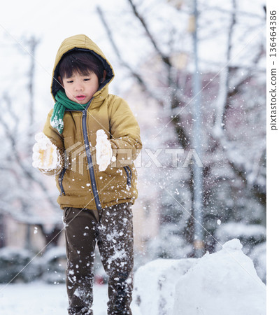 一個6歲男孩在雪地公園玩耍 136464386
