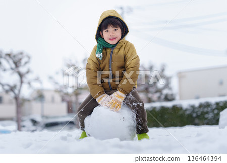 一個6歲男孩在雪地公園玩耍 136464394