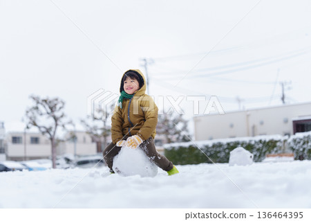一個6歲男孩在雪地公園玩耍 136464395