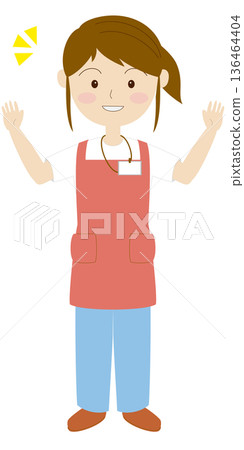 一位身穿圍裙、佩戴名牌的女子麵帶微笑，張開雙臂 136464404