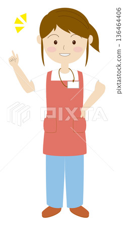 一位身穿圍裙、佩戴名牌的女士微笑著指著什麼。 136464406
