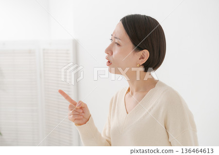 憤怒的女人指著她 136464613