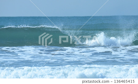 鎌倉 Zaimokuza 海灘上的綠松石波浪 136465415