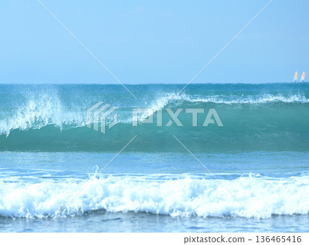 鎌倉 Zaimokuza 海灘上的綠松石波浪 136465416