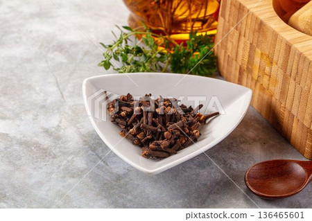 Dry cloves buds aromatic flavor 136465601