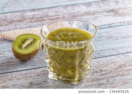 Sweet detox green kiwi smoothie 136465626