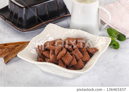 Dry sweet chocolate ceral flakes Dry sweet chocolate ceral flakes 136465837