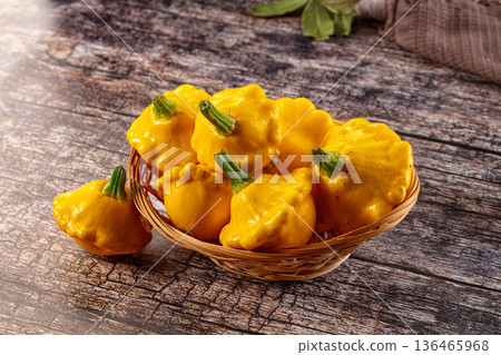 Ripw organic yellow fresh patissons 136465968