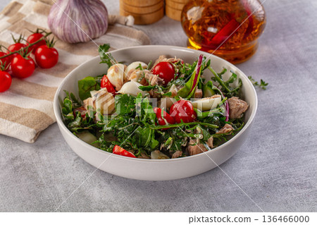 Green salad with canned tuna Green salad with canned tuna 136466000