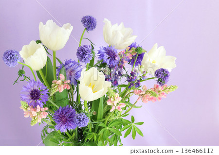 鬱金香和花束 136466112