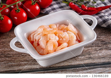 Marinated peeled pink cocktail prawns 136466189