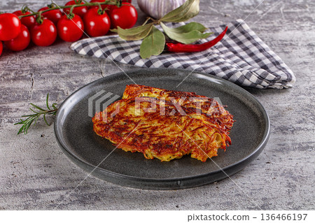 Fried crispy golden potato draniki Fried crispy golden potato draniki 136466197