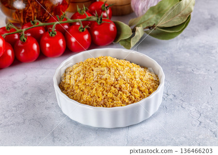 Raw dry bulgur wheat cereal Raw dry bulgur wheat cereal 136466203