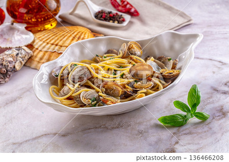 Italian pasta spaghetti with vongole Italian pasta spaghetti with vongole 136466208