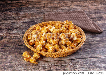 Sweet crunchy popcorn with caramel 136466298
