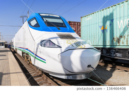 阿夫拉西阿卜高速列車停靠在撒馬爾罕車站 阿夫拉西阿卜高速列車停靠在撒馬爾罕車站 136466406