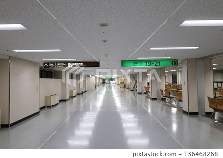 大阪空蕩蕩的機場航廈 大阪空蕩蕩的機場航廈 136468268