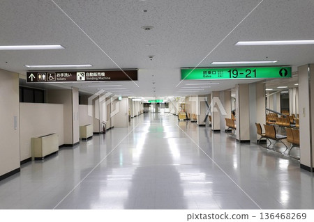 大阪空蕩蕩的機場航廈 大阪空蕩蕩的機場航廈 136468269
