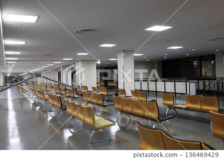 空蕩蕩的大阪機場航廈 136469429