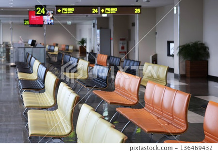 機場航廈裡擺放著一排長椅。 機場航廈裡擺放著一排長椅。 136469432