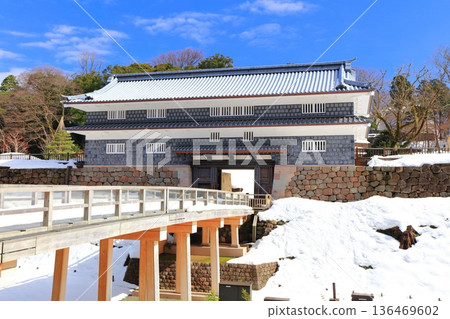 【石川縣】金澤城銀白色的豬籠門和豬籠門橋 136469602