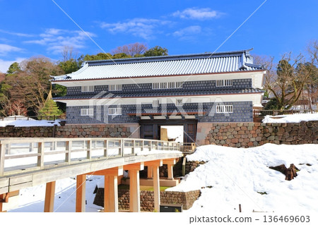 【石川縣】金澤城銀白色的豬籠門和豬籠門橋 【石川縣】金澤城銀白色的豬籠門和豬籠門橋 136469603