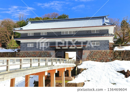 [Ishikawa Prefecture] The silver-white Nezumitamon Gate and Nezumitamon Bridge of Kanazawa Castle 136469604