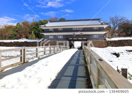 [Ishikawa Prefecture] The silver-white Nezumitamon Gate and Nezumitamon Bridge of Kanazawa Castle 136469605