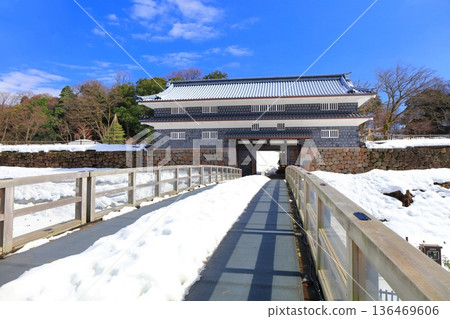 [Ishikawa Prefecture] The silver-white Nezumitamon Gate and Nezumitamon Bridge of Kanazawa Castle 136469606