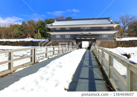 [Ishikawa Prefecture] The silver-white Nezumitamon Gate and Nezumitamon Bridge of Kanazawa Castle 136469607