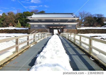 【石川縣】金澤城銀白色的豬籠門和豬籠門橋 136469609