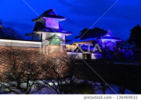 【石川縣】金澤城石川門銀白的夜景 136469632