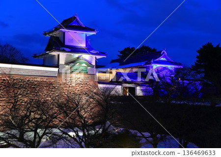 【石川縣】金澤城石川門銀白的夜景 136469633