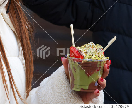 Bowl with fresh strawberries and Dubai-style chocolate Bowl with fresh strawberries and Dubai-style chocolate 136470679