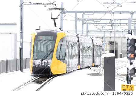 Utsunomiya Hiraishi Station: Light rail and snow scenery 136470820