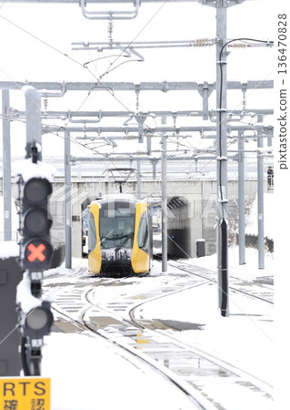 Utsunomiya Hiraishi Station: Light rail and snow scenery 136470828