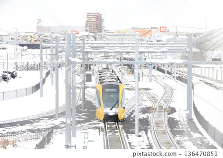Utsunomiya Hiraishi Station: Light rail and snow scenery 136470851