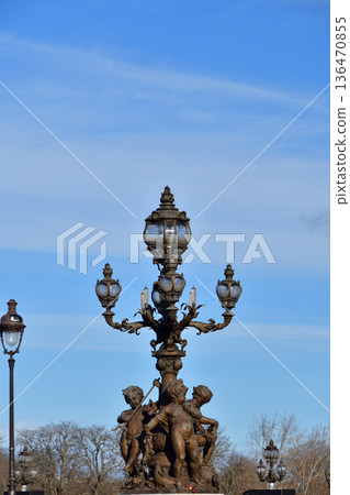 2026年2月4日:巴黎亞歷山大三世橋上絢麗的街燈在冬日的陽光下閃閃發光。 2026年2月4日:巴黎亞歷山大三世橋上絢麗的街燈在冬日的陽光下閃閃發光。 136470855