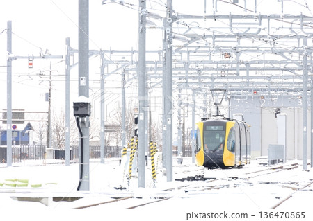 Utsunomiya Hiraishi Station: Light rail and snow scenery 136470865