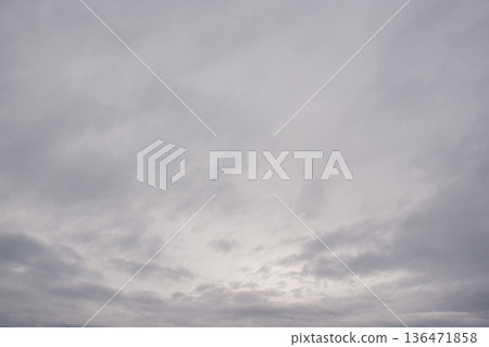 雨後,平靜的湖面和山巒,天空和雲朵交相輝映。 雨後,平靜的湖面和山巒,天空和雲朵交相輝映。 136471858