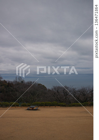雨後，平靜的湖面和山巒，天空和雲朵交相輝映。 136471864