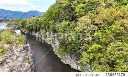 The unique topography of the Nagatoro Rock Beds, created by erosion of the Arakawa River, and the spectacular view of fresh greenery | A scenic spot in Saitama known as the Window to the Earth The unique topography of the Nagatoro Rock Beds, created by erosion of the Arakawa River, and the spectacular view of fresh greenery | A scenic spot in Saitama known as the Window to the Earth 136472176