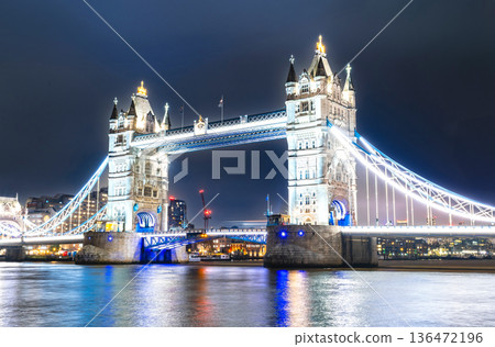 倫敦——泰晤士河和燈光璀璨的塔橋 倫敦——泰晤士河和燈光璀璨的塔橋 136472196