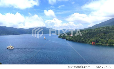 觀光船穿梭於蘆之湖和箱根群山之間,構成了一幅自然美景 | 微風拂面,湖光山色盡收眼底 觀光船穿梭於蘆之湖和箱根群山之間,構成了一幅自然美景 | 微風拂面,湖光山色盡收眼底 136472609