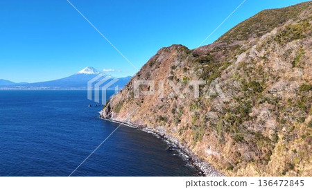 富士山巍峨壯麗,遠眺碧藍的駿河灣和崎嶇的伊達海岸線 | 冬日晴朗空氣中的壯麗景色 富士山巍峨壯麗,遠眺碧藍的駿河灣和崎嶇的伊達海岸線 | 冬日晴朗空氣中的壯麗景色 136472845