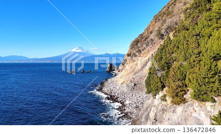 西伊津海岸的嶙峋峭壁,遠處富士山漂浮在海面上 | 大自然嚴酷與美麗並存的景觀 西伊津海岸的嶙峋峭壁,遠處富士山漂浮在海面上 | 大自然嚴酷與美麗並存的景觀 136472846