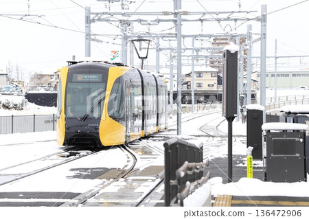 Utsunomiya Hiraishi Station "Light Rail and Snow Scenery" Utsunomiya Hiraishi Station "Light Rail and Snow Scenery" 136472906